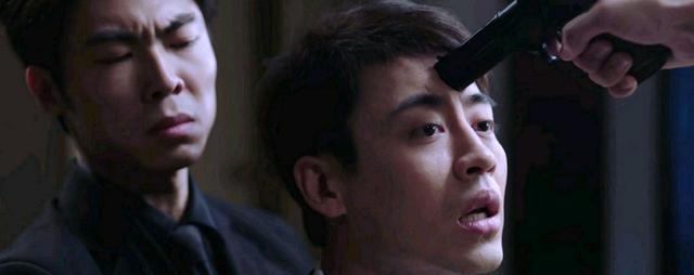 阳光之下|《阳光之下》细节伏笔：阿刚“送钟”，两层含义，小天使招人疼！