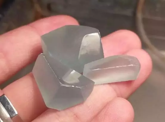 翡翠|来瞧瞧切剩下的翡翠边角料，整好了超乎你的想象