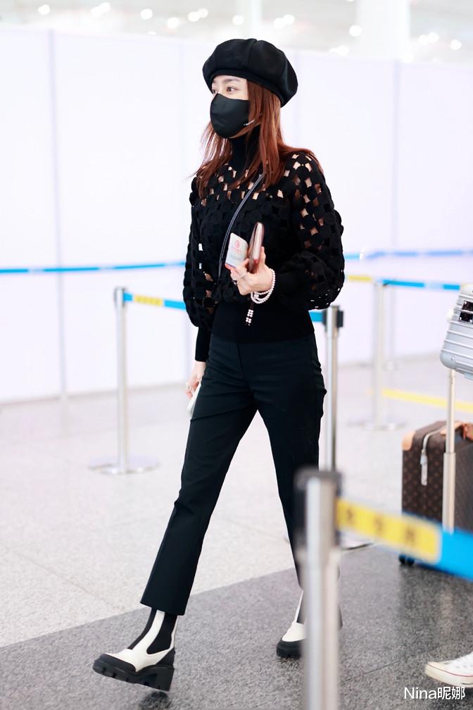 Nina昵娜 “范佳慧”剧外蜕变大！穿镂空毛衣高腰裤走机场，腿比空姐还抢戏