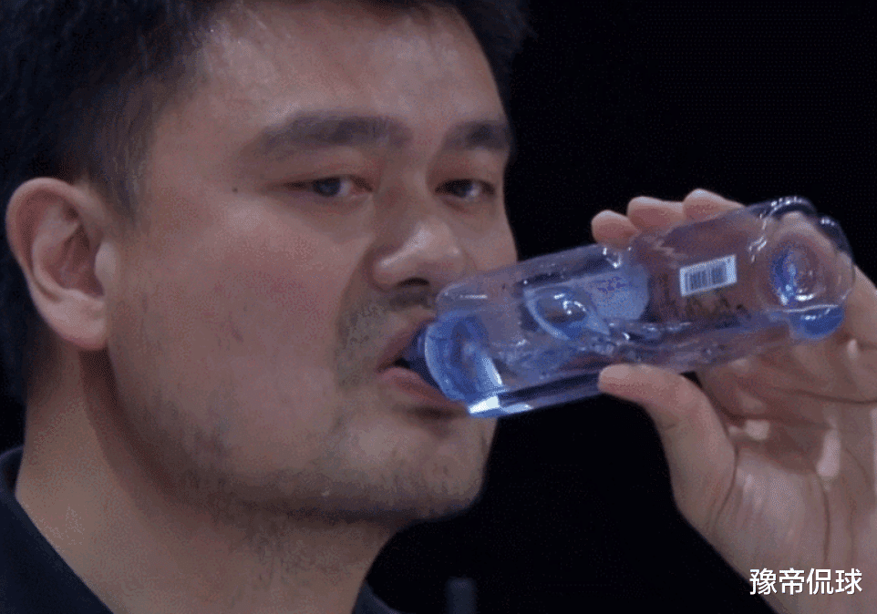 籃球|NBA巨人喝水瞬間！莊神直接用桶，姚明如同喝口服液，反差明顯
