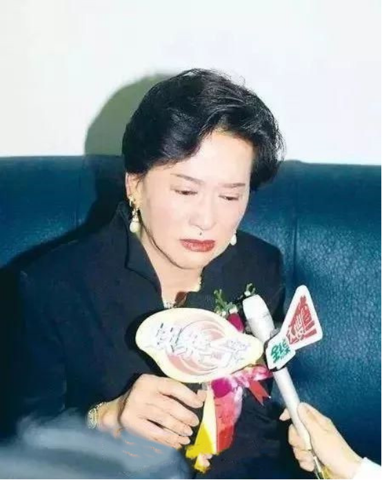 邓永祥|霍启刚婶婶陷遗产争夺20年，被亲姐嘲讽狗都不如，比赌王家更凶狠