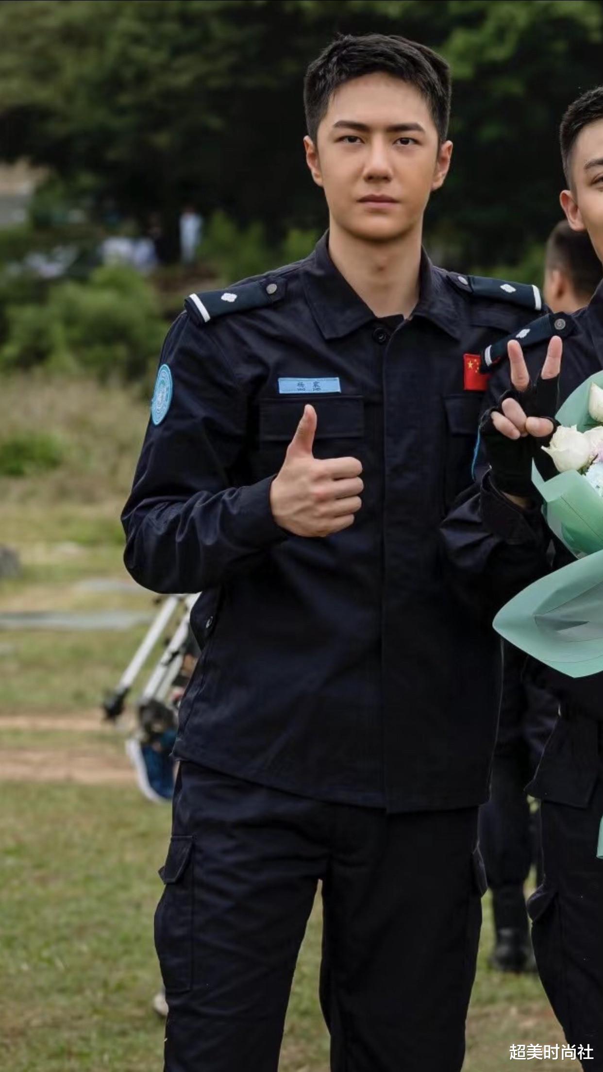 香奈儿|年轻男星也逃不过发福？王一博再穿香奈儿女装，却因身材惹群嘲