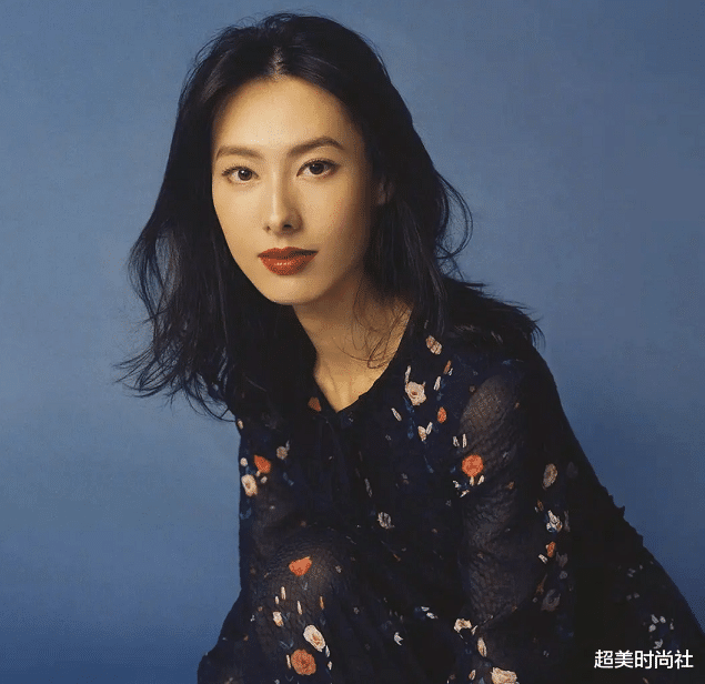 李泽楷|李泽楷签约24岁女星，对方被誉马来西亚女神，现女友穿婚纱催婚