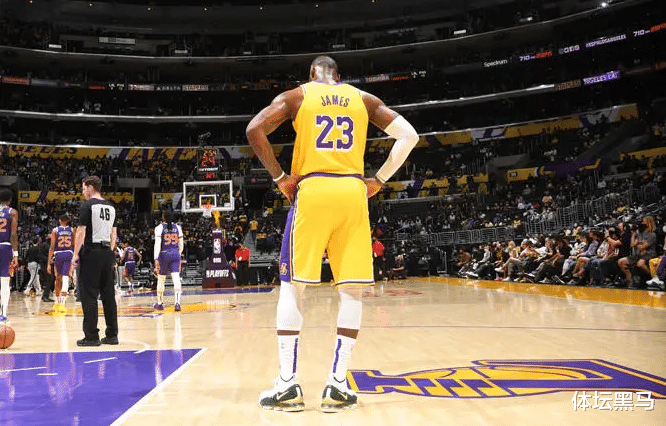 勒布朗·詹姆斯|真的是好兄弟？太阳锁定胜局，保罗在湖人替补席前模仿詹姆斯背打