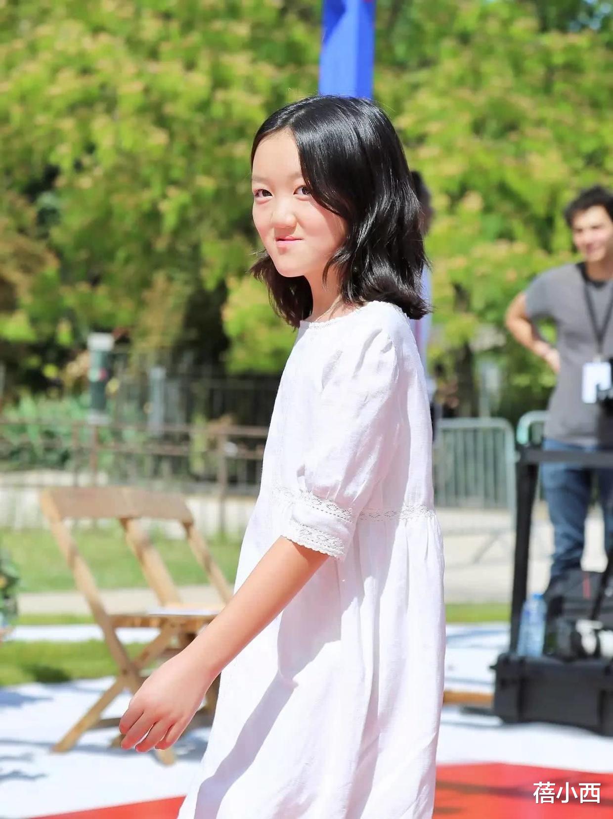 蓓小西|王菲二女儿李嫣才15岁，就玩“下衣失踪”秀出大长腿，起点真高啊