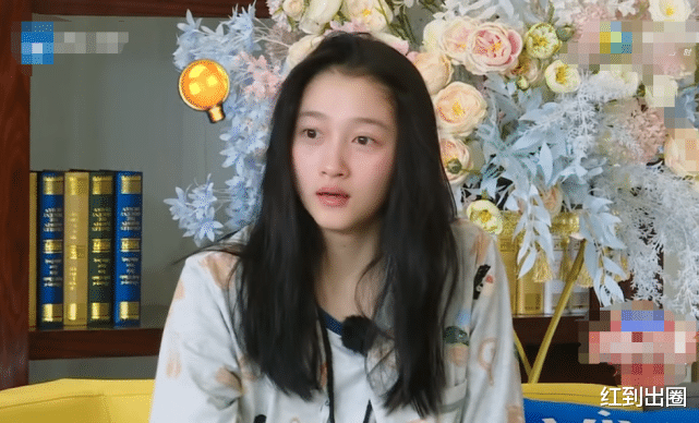 关晓彤|关晓彤被导演组强制要求素颜，脸都没洗就开始录，肤色过于真实！