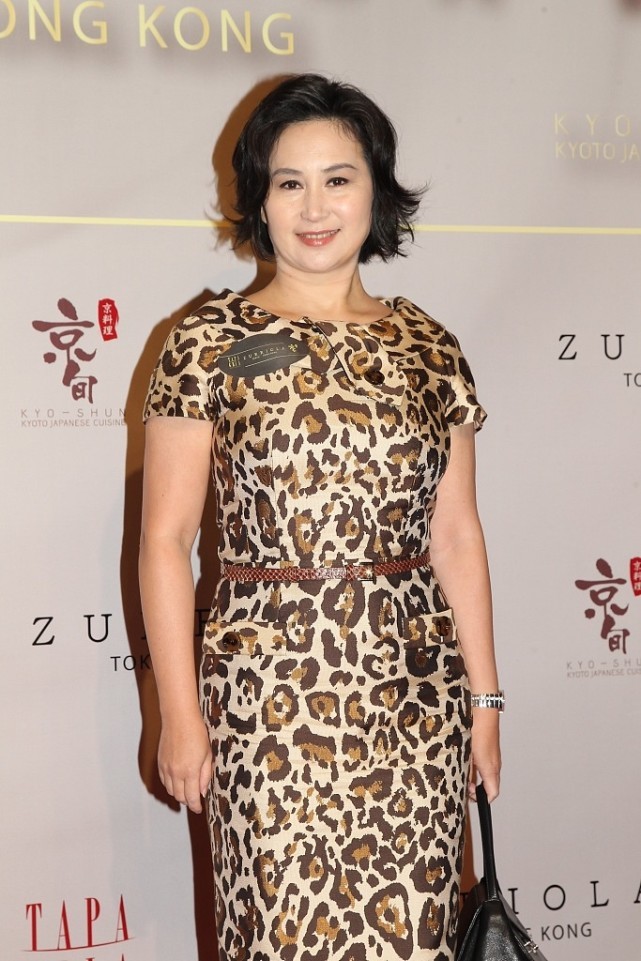 白小白的衣橱|赌王女儿真是自带气场，何超琼虽然脸上有点皱纹，但真挺有韵味