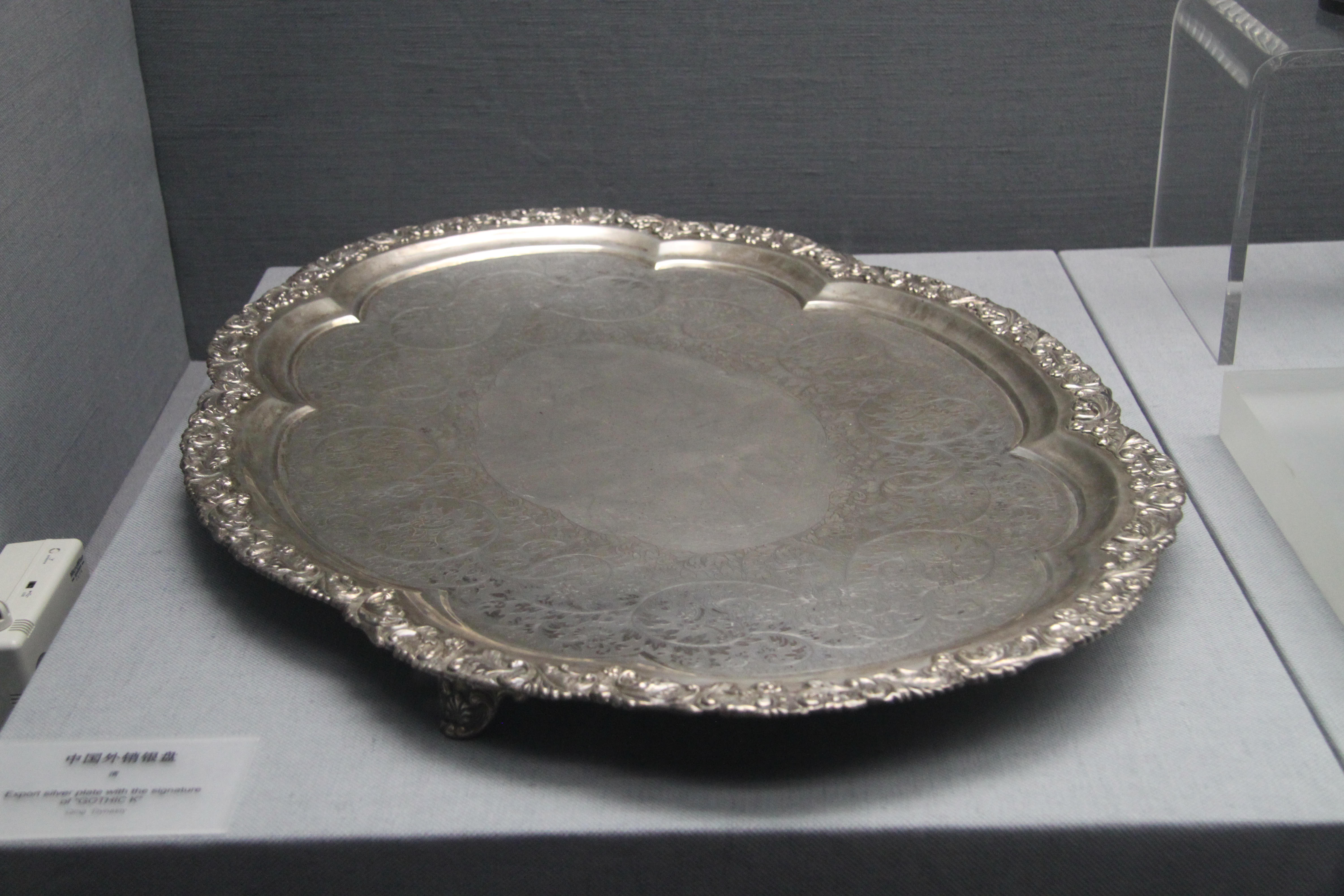 |广博展厅中，外销品品类涵盖画卷、金银器、钟表、瓷器和扇子等