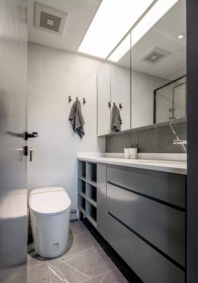 |67平现代风二居室，用射灯让客厅“家”的气味更突显