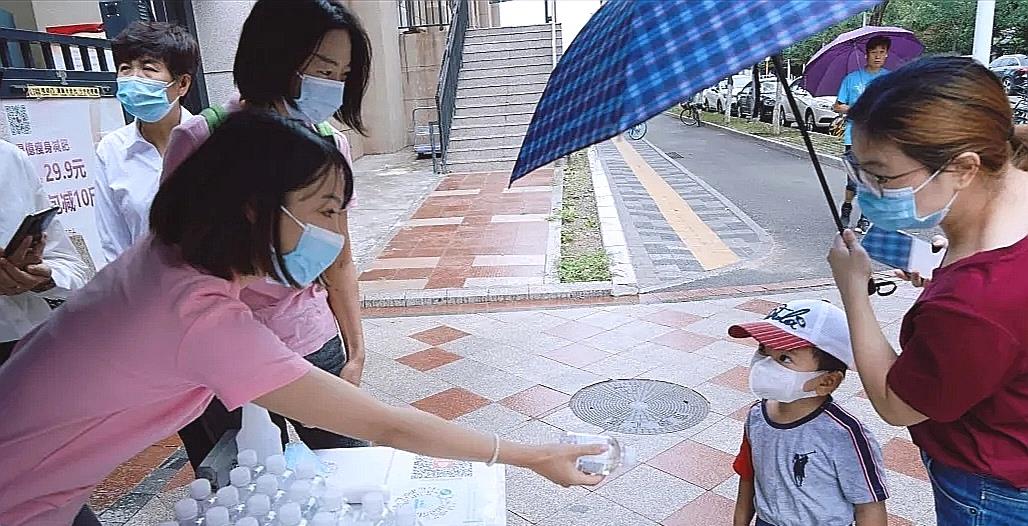 叶罗丽|叶罗丽“出圈”送关怀，冰公主配合行动显温馨，暖心到家了