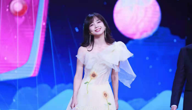 王冰冰|央视王冰冰现身游乐场！穿魔法披风厚跟鞋，甜妹笑容击中路人心