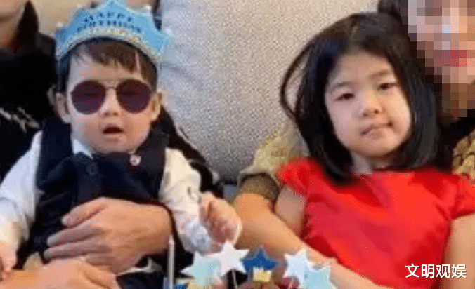 章子怡|章子怡为女儿庆生，2岁儿子正面照被公开，长得像谁一目了然