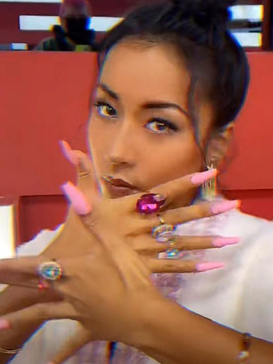 吉克隽逸|吉克隽逸炫富惹争议！5颗鸽子蛋宝石戒指，作品没几个人却飘了？