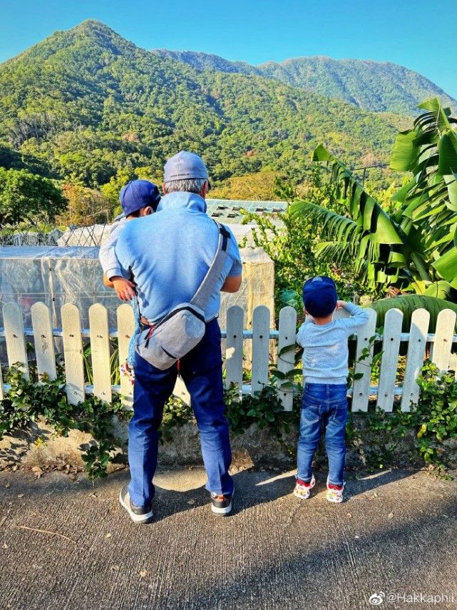 胡杏儿|胡杏儿俩儿子陪爷爷散步，兄弟俩牵手下台阶，和爸爸穿亲子装超萌