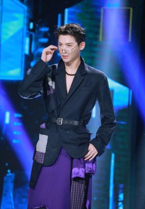 大时尚大观点|黄明昊湿发便装,用1瓶水引领时尚潮流,“舞台杀”简直了