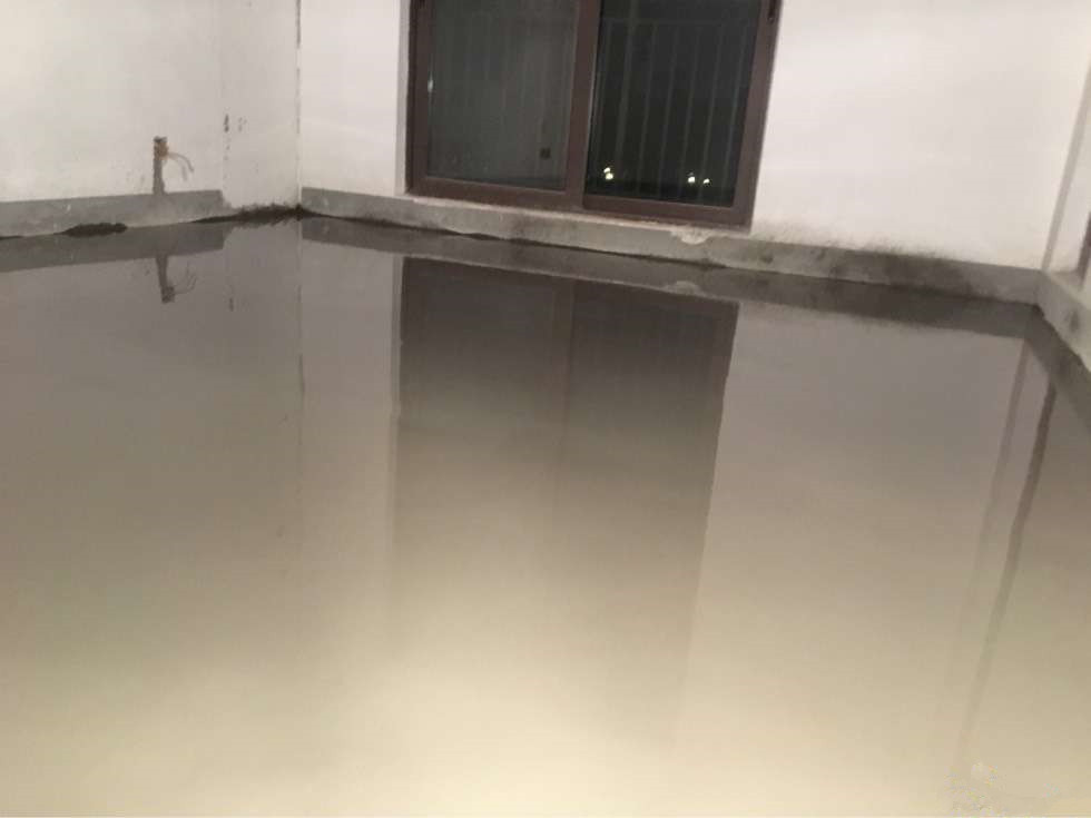 越来越多人家里地面不铺地板、瓷砖了,现在流行这样装,省钱实用