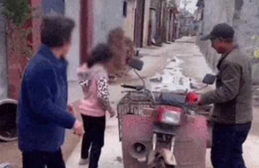 小女孩打奶奶却得到了网友的支持:似乎看到了小时候的自己