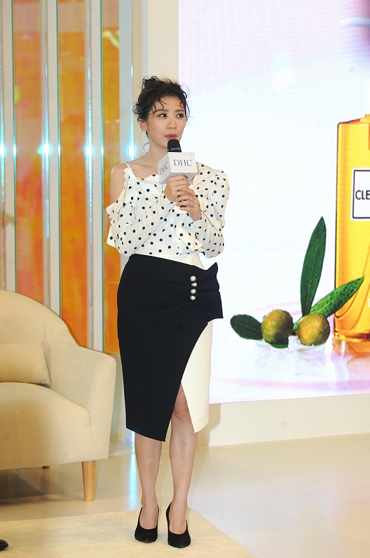 贾静雯|贾静雯的颜值可真抗打，生图中脸蛋都无可挑剔，穿波点上衣好年轻