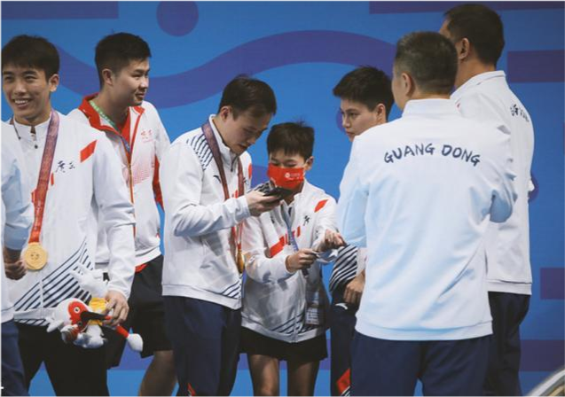 时尚风行派|全红婵再夺冠心情大好!穿运动装站C位,变考拉抱紧师姐太可爱