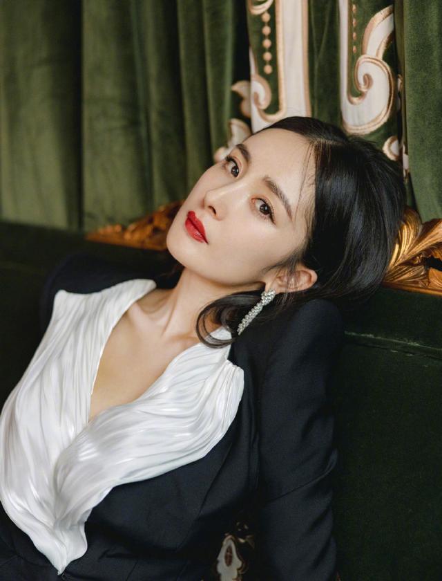 旗袍公馆|不得不服杨幂，裙子“前短后长”腿长吸睛，谁看了不心动？