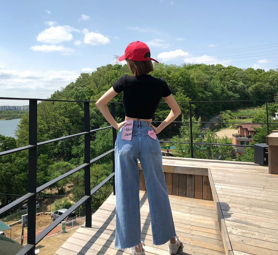 一个爱穿搭的小马甲|穿露脐T恤何必总配短裙，搭配裤装也能美到冒泡，吸睛还撩人