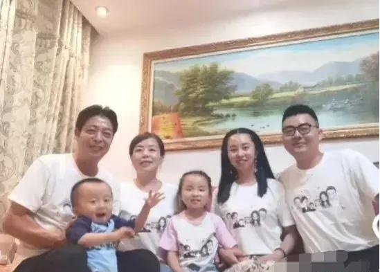 姚策|错换人生主角郭威手捧姚策相片离开殡仪馆：不是亲兄弟胜似亲兄弟！