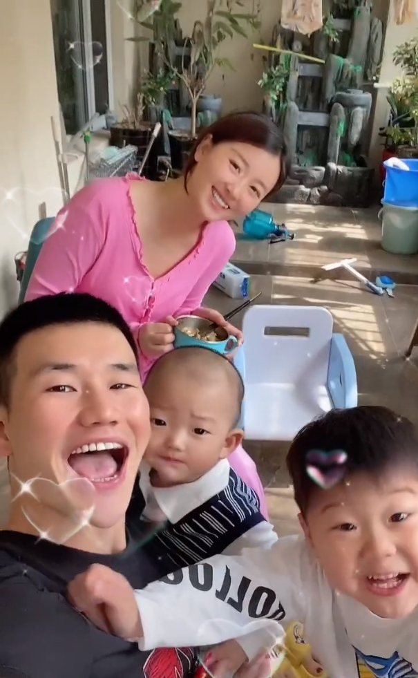 卓伟|嘎子与小8岁娇妻同框，身材窈窕蝎子腿惊艳，豪宅奢华大到能练武