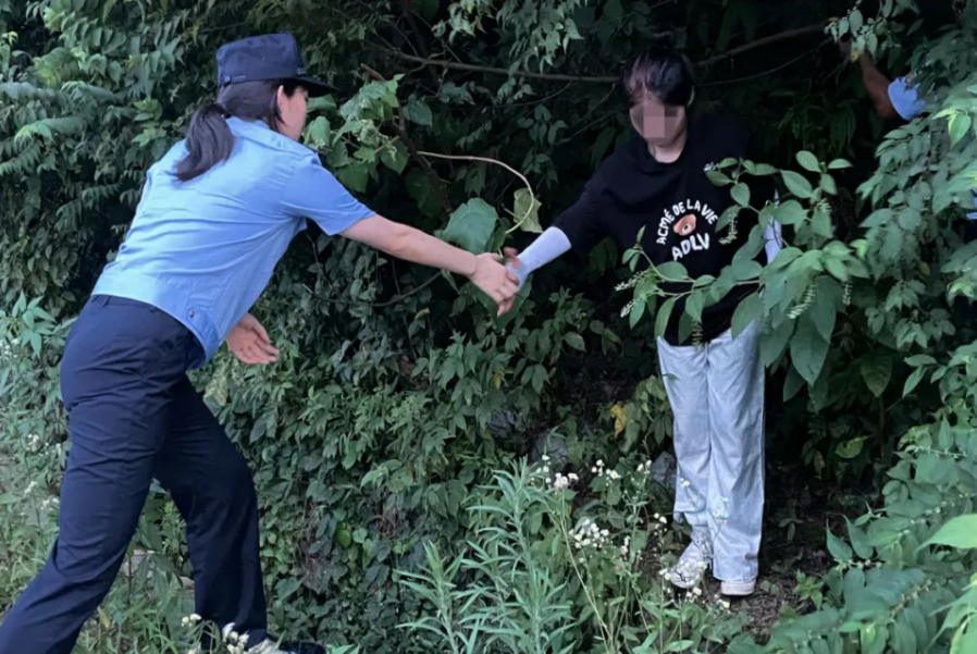 兜妈爱叨叨|00后女孩追星被困荒山，得知结局后网友直呼真香：不值得同情