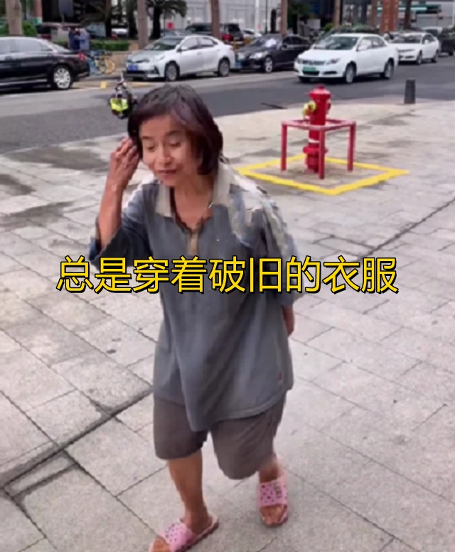 深圳一风韵犹存流浪女流落街头,知情人称其儿子溺亡后,遭丈夫抛弃!