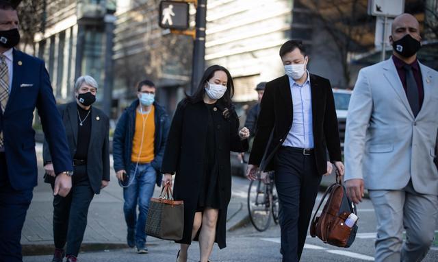 孟晚舟|没有老公陪伴，孟晚舟独自优雅！穿黑裙露大腿，还戴丝巾凹造型