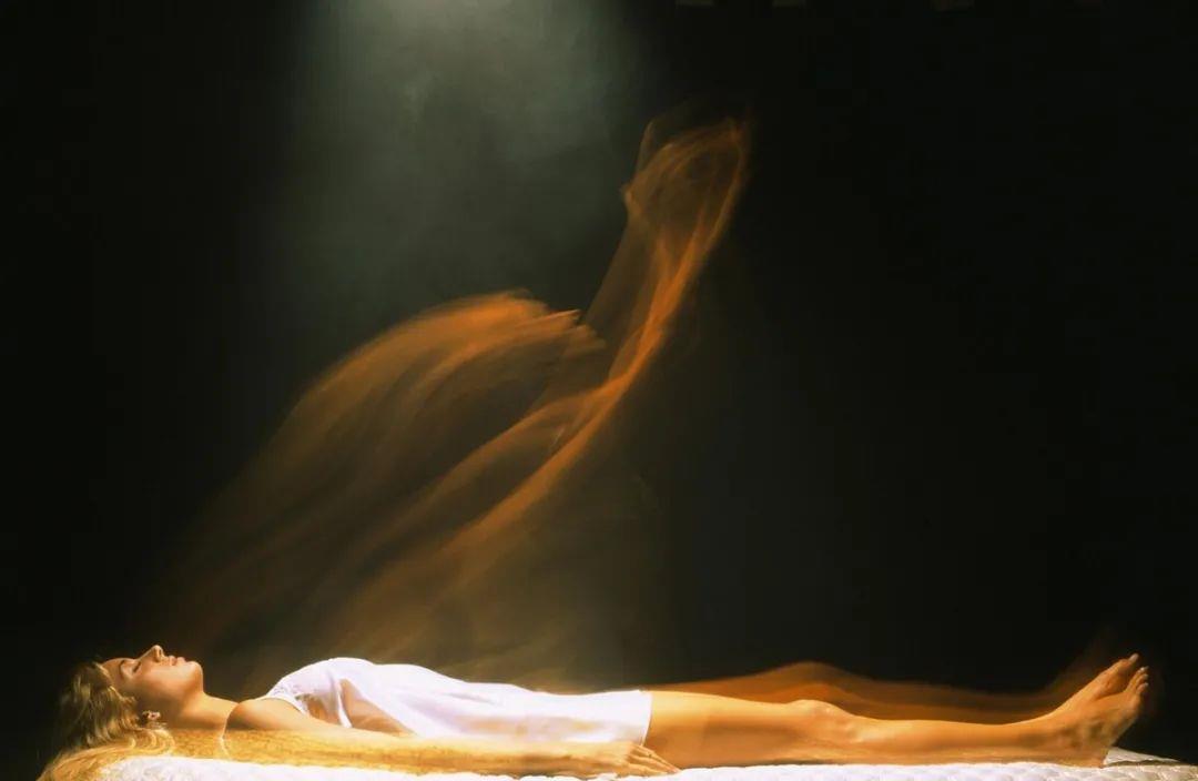 科学家 为什么人在“临走”前会看到已经去世的亲人?是幻觉还是潜意识?