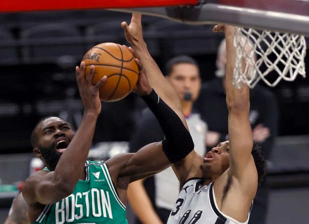 馬刺隊|大爆冷！馬刺險勝東部第三，德羅贊8次出手，雙探花49分卻攔不住