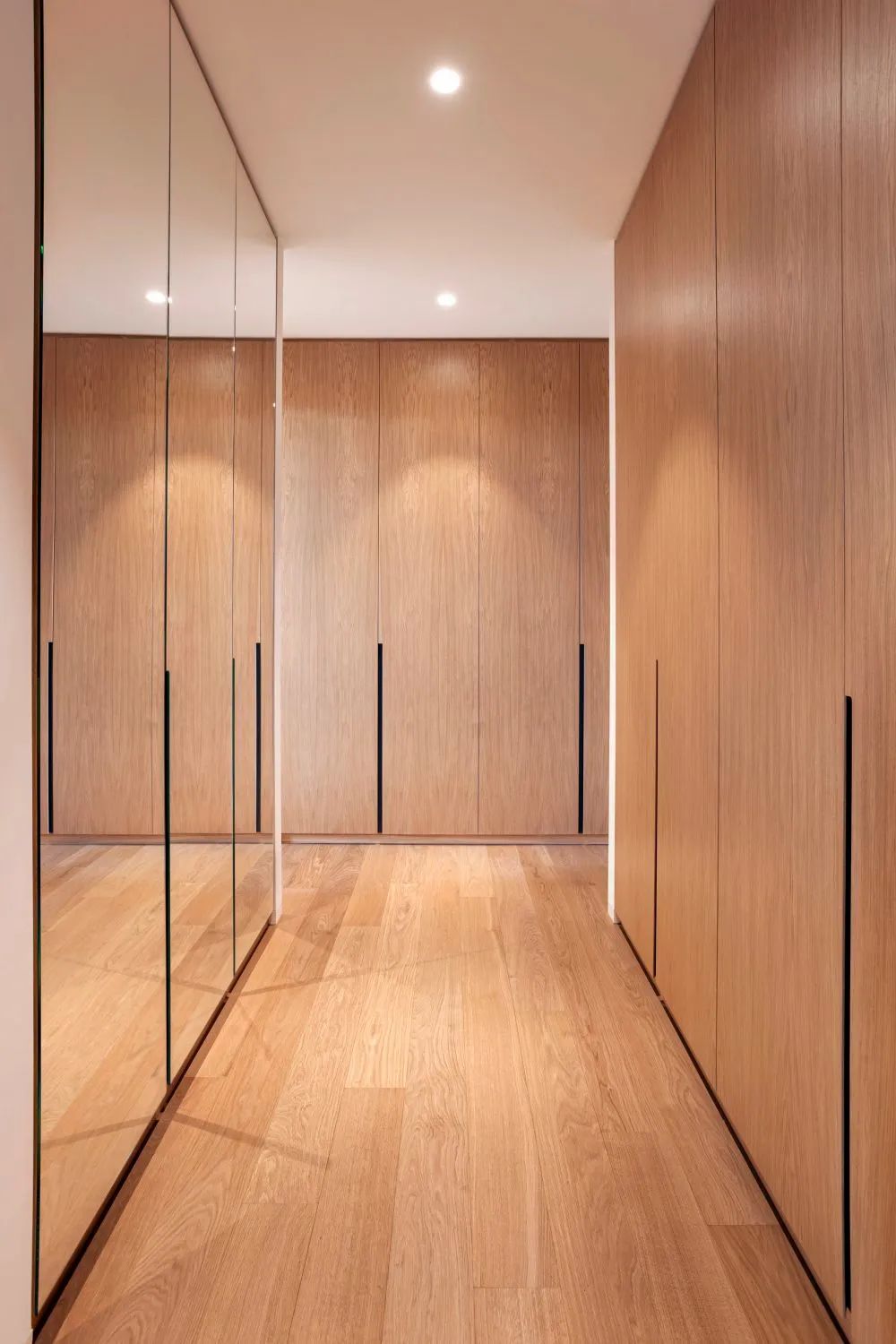 大阳台落地窗，270度俯瞰城市天际线，这套130平公寓太爽了