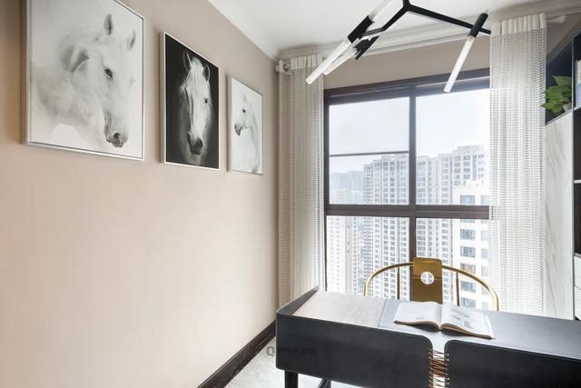 120㎡现代轻奢，深色家具+鲜艳软装，营造稳重又活泼的空间