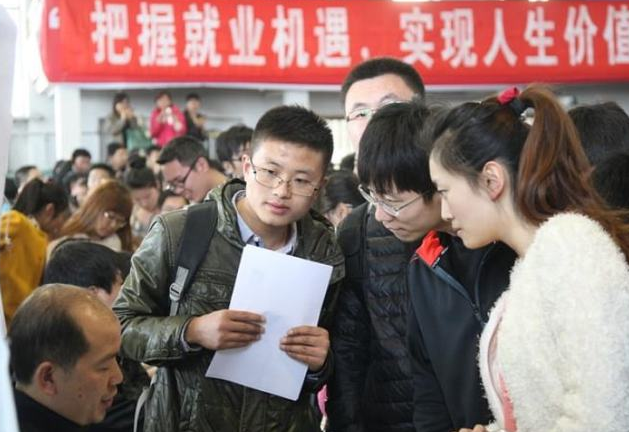 教师|中小学教师招聘门槛提升，师范生的优势没了？考编为何越来越难