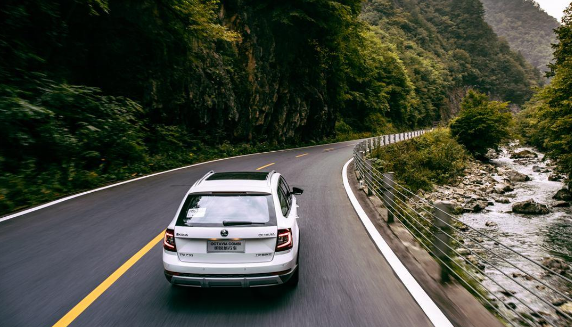 女孩 应急车道换轮胎遭扣6分？车主怒了：爆胎都不算是“急”吗？