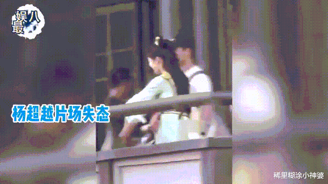 李安|贵圈职场图鉴：当红女星讨好男导演，旁边男星的手尴尬得不知所措