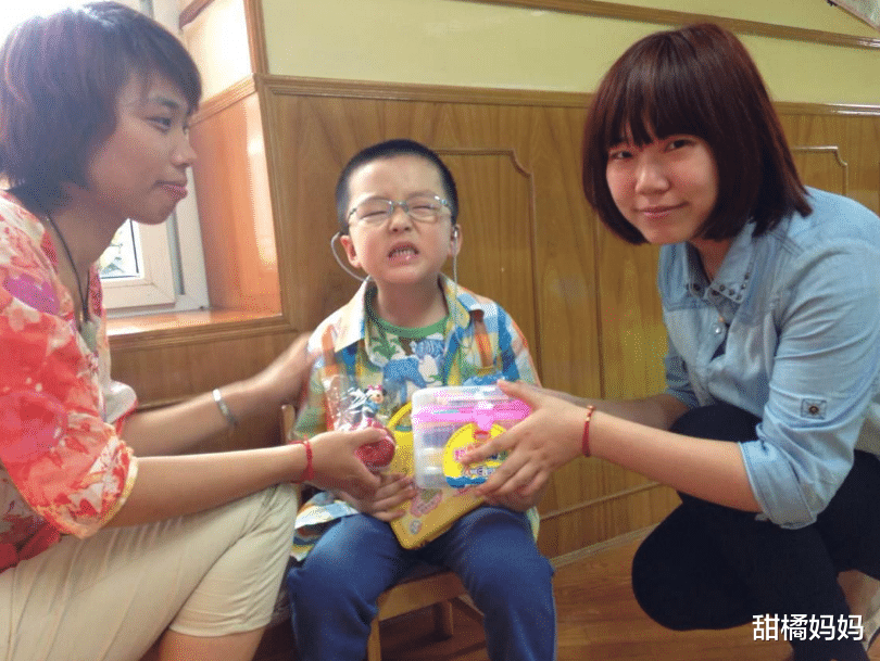 甜橘妈妈|一位幼儿园老师把孩子反锁阳台，室外气温36度，家长心疼落泪