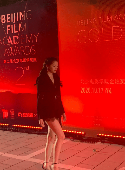 超模|北电学生走红毯:关晓彤超模感,赵薇大姐大,看张子枫:还是妹妹