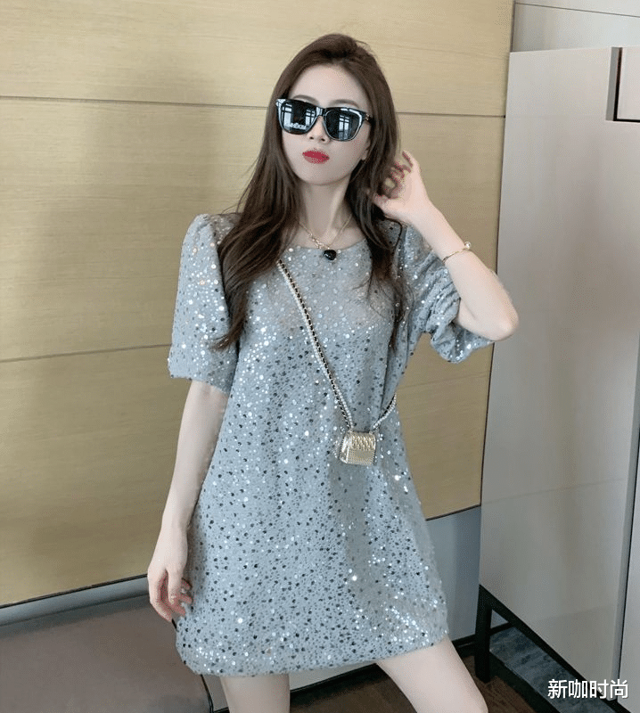 新咖时尚|周冬雨越来越有范儿，黑裙镶“金片”，高贵冷艳！