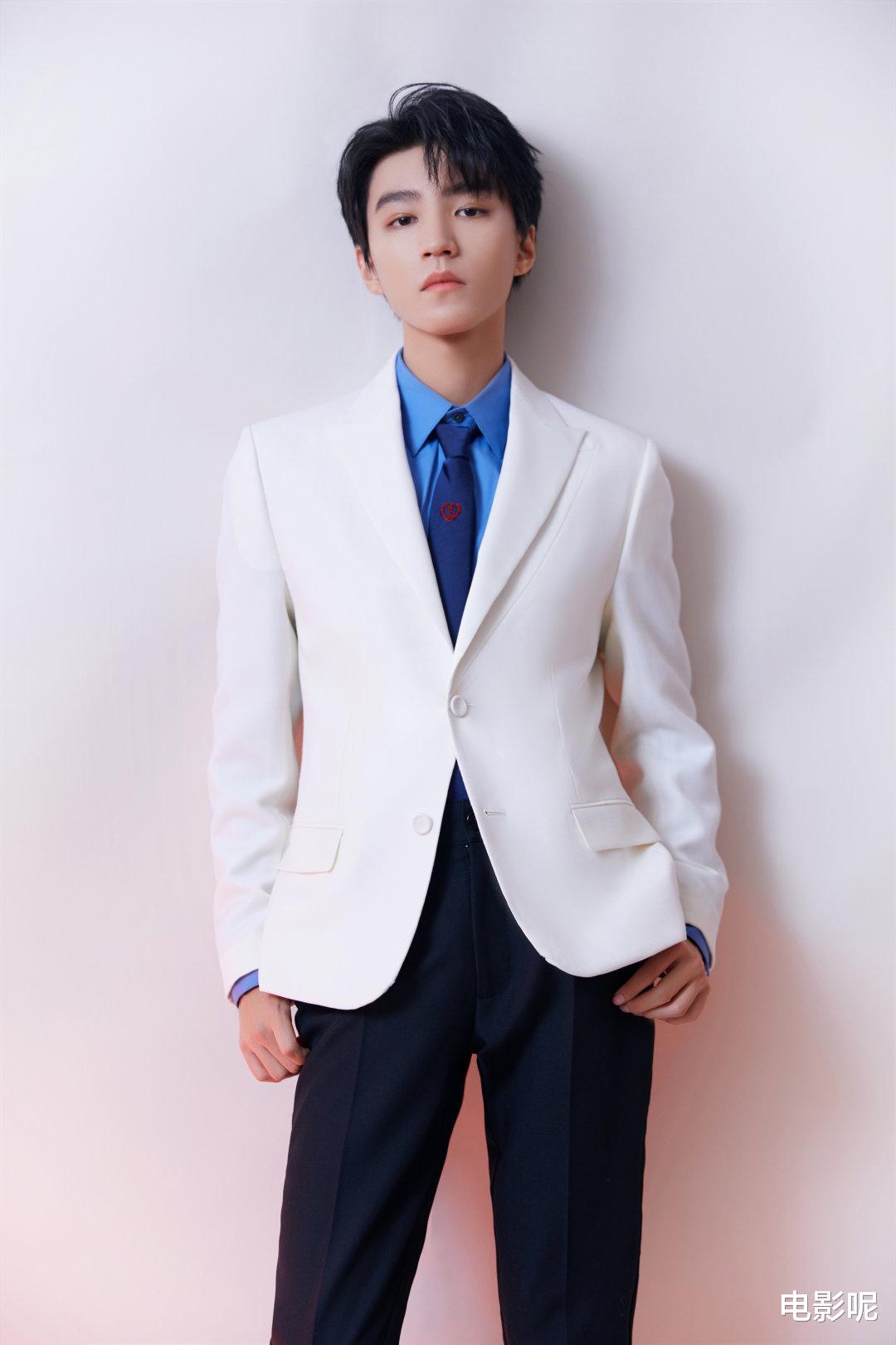 王俊凯|王俊凯春晚后台被一群女孩“生扑”,结果小凯还俯身去拥抱,酸了