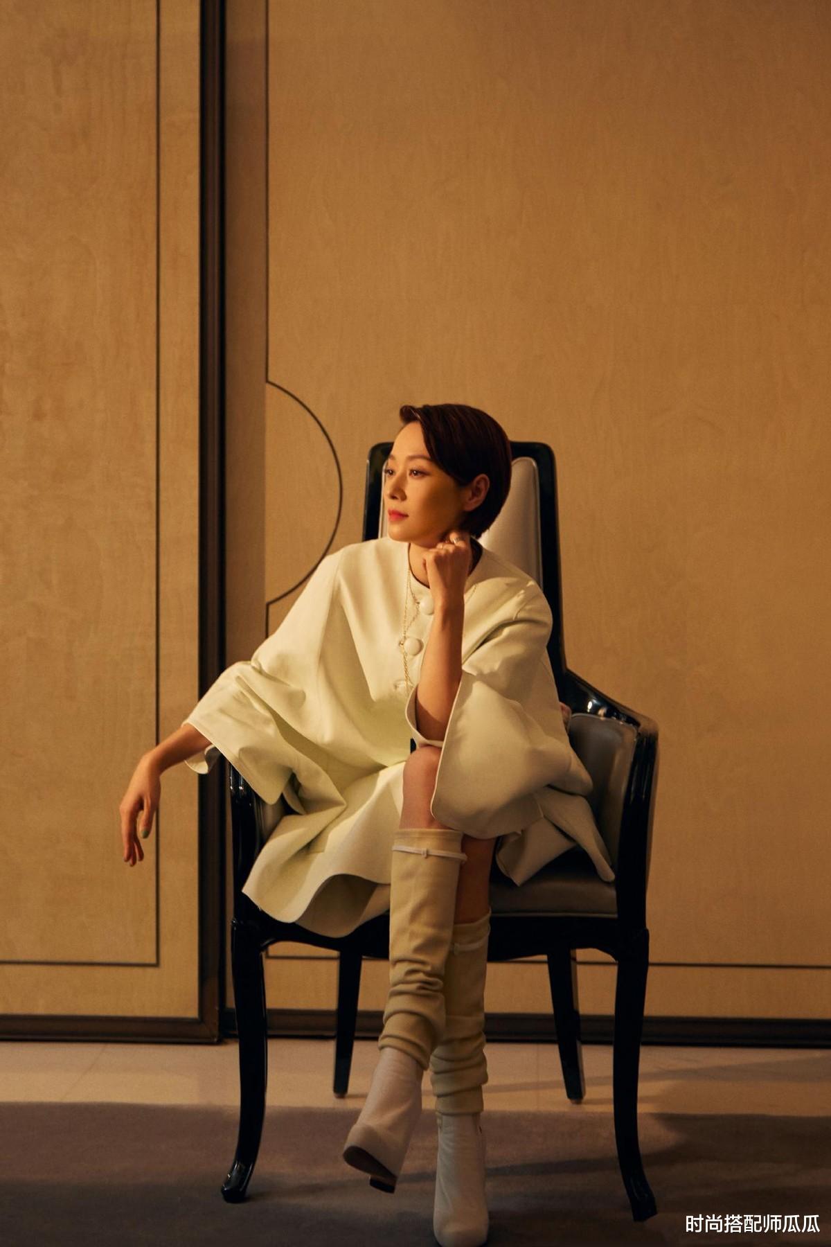 时尚搭配师瓜瓜|马伊琍走机场真“接地气”，白t小黑裤简约随性，没一点明星架子