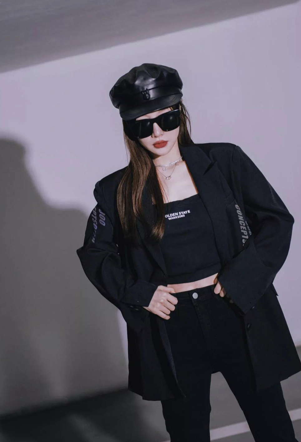 潮帮先生|李小璐无戏可拍不消停，把车库当秀场走起台步，穿一身黑还挺有范