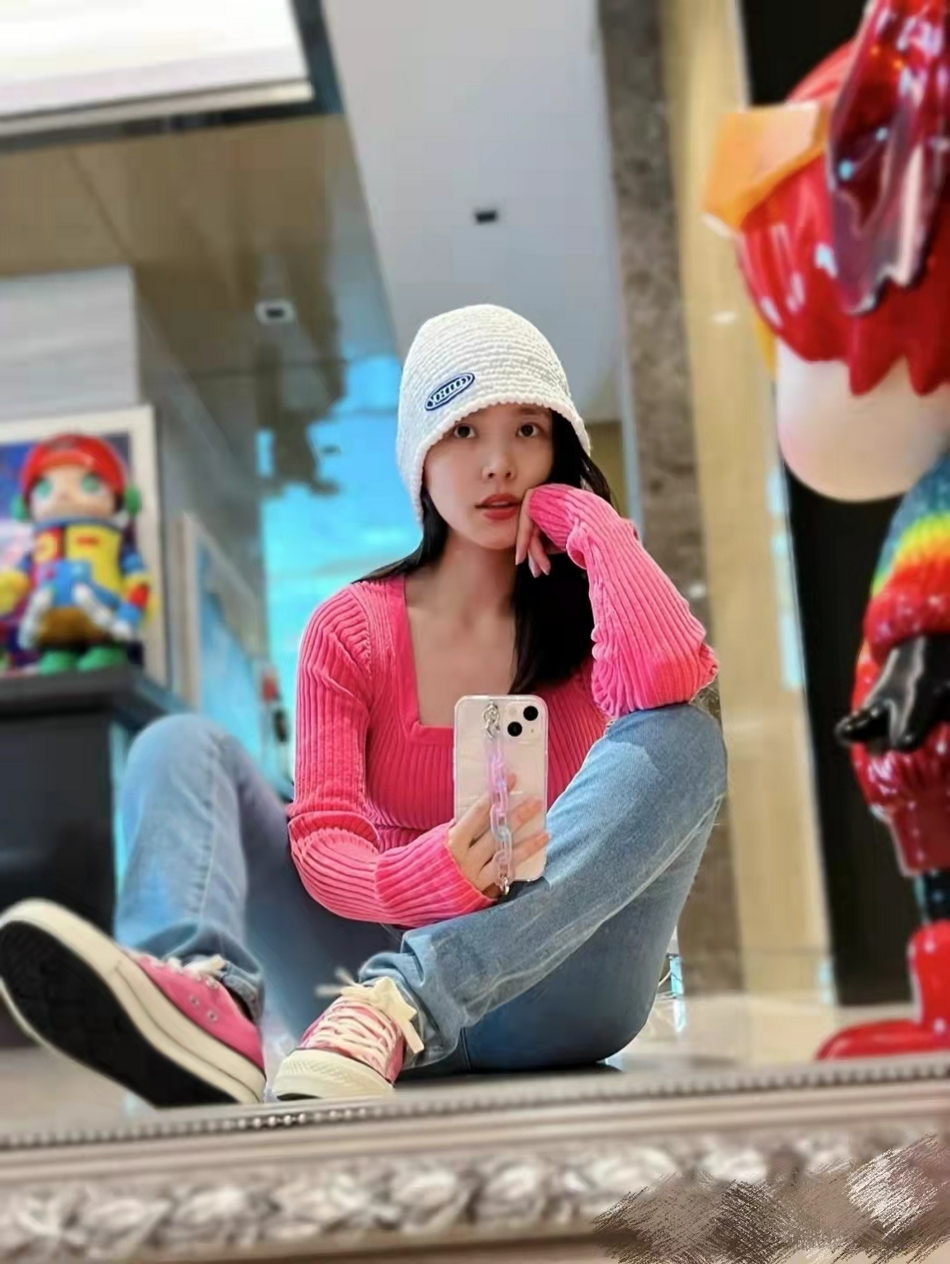 早晚时尚 杜淳老婆王灿晒日常美照，身材这么好还被吐槽，玫粉色真心不好穿