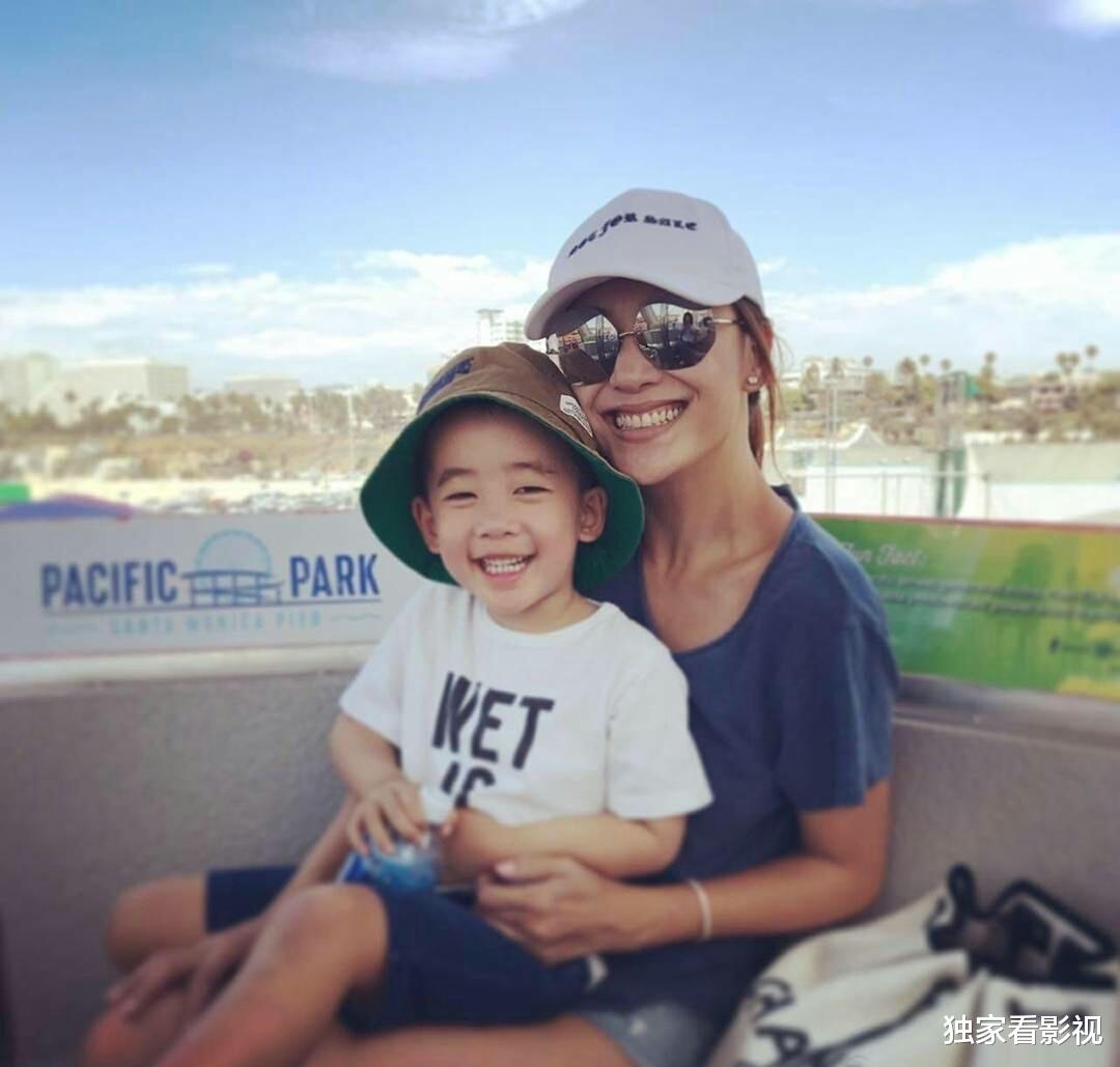 黄晓明|明星家庭晒新年全家福：陈小春王祖蓝二胎曝光，黄晓明夫妇很意外