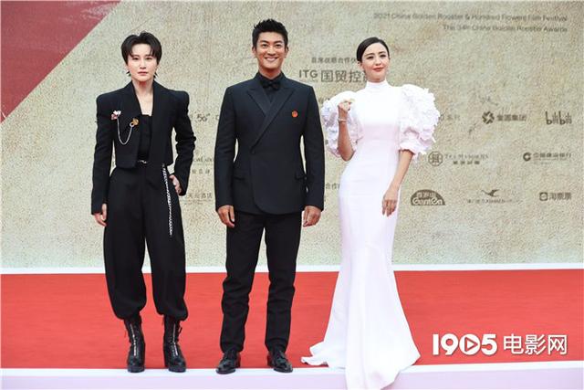 佟丽娅|佟丽娅端庄亮相金鸡奖闭幕红毯 一袭白裙优雅大气