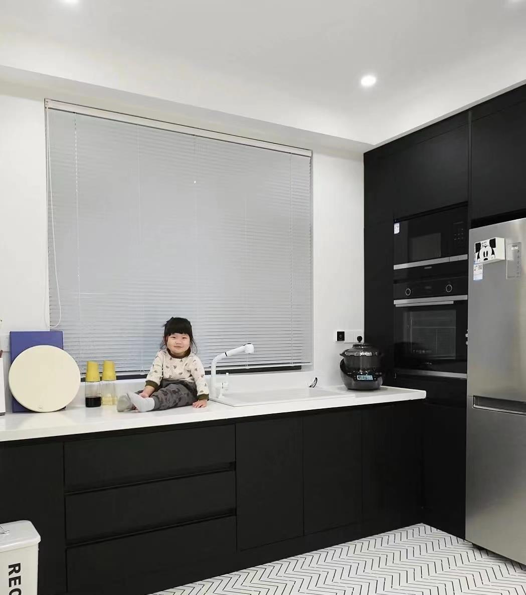 坚持全屋“黑白配”的小夫妻，把家装修的极简纯粹，装出大宅范