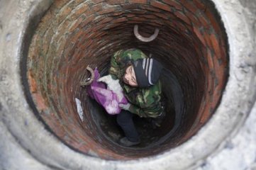 金凤说趣闻|三个孩子连续淹死井里,道士往井里扔一只活鸡,引出罪魁祸首