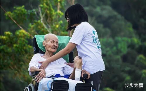 步步为赢 “隐性啃老”正在蔓延，很多老人没有发觉，还认为子女很孝顺