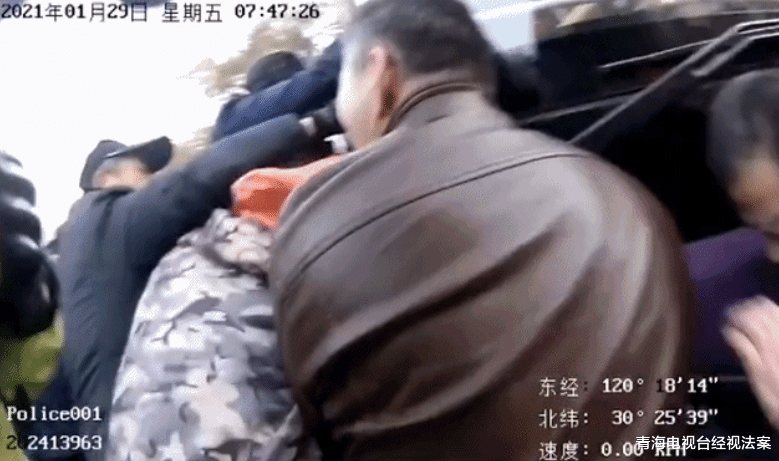 青海电视台经视法案 男童被压车底，危急时刻众人合力抬车救人！网友纷纷点赞